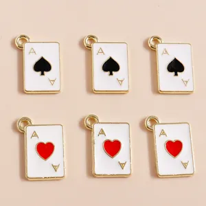 Vue détaillée de six breloques cartes à jouer émaillées dorées avec As de Cœur et Pique