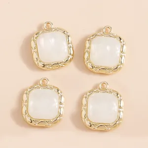 Quatre pendentifs carrés de luxe en œil de chat et perles avec bordure dorée ciselée