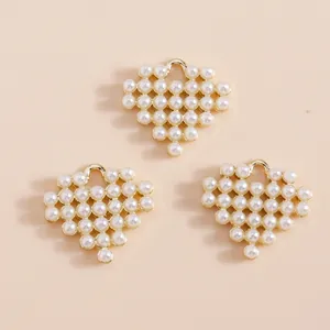 Colgante de corazón dorado con perlas blancas para creación de joyas DIY y accesorios