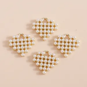Set de cuatro elegantes colgantes de corazón dorados con perlas blancas para joyería DIY