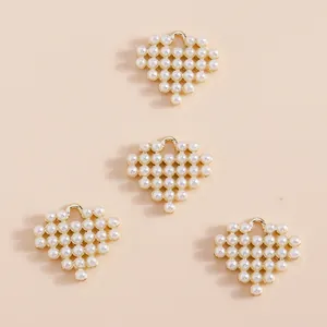 Colgantes de corazón dorados con perlas blancas y anillas de metal para joyería