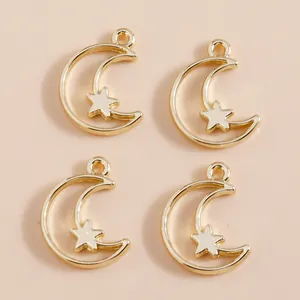 Detail van gouden maan- en sterhangers voor DIY-sieraden maken, set van 4 stuks
