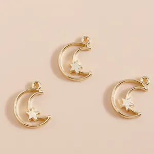 Drie vergulde maan- en sterhangers met ophanglussen voor het zelf maken van sieraden