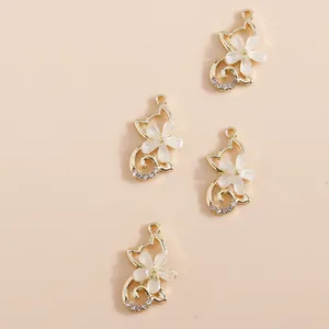 Set di 4 ciondoli a forma di gatto dorati con fiori bianchi e strass per gioielli