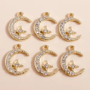 Detail von sechs goldfarbenen Mond- und Sternanhängern mit Strass für DIY-Schmuck