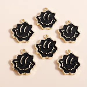 Set di sei ciondoli a fiore con sorriso in smalto nero e oro per creazione gioielli DIY