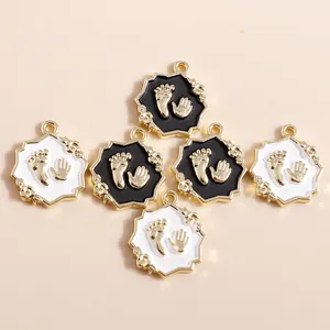 Set de 6 colgantes esmaltados dorados con huellas de manos y pies de bebé