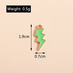 Detalle de colgante de rayo verde esmaltado con medidas de 1,9cm y peso de 0,5g