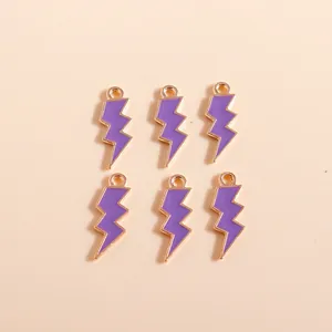Detalle de seis colgantes de rayo violetas con baño de oro para creación de joyas DIY