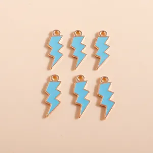 Detalle macro de colgantes de rayo en esmalte azul claro con borde dorado para manualidades
