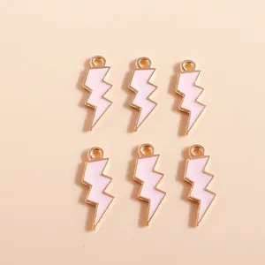 Detalle de seis dijes de rayo en esmalte rosa y chapado en oro para creación de joyas DIY