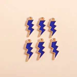 Detalle de seis colgantes de rayo en esmalte azul oscuro con bordes de aleación dorada