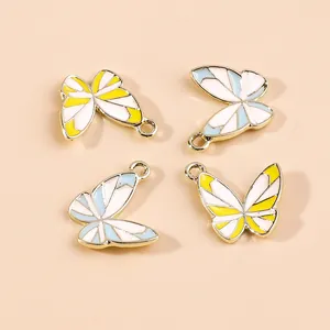Detailansicht der zweifarbigen Schmetterling-Anhänger aus Metall für DIY-Schmuckdesign