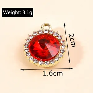 Vue détaillée d'un pendentif rond en or avec pierre rouge et oxydes de zirconium