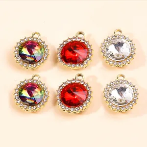 Détail macro de pendentifs ronds en cristal et pierre pour colliers de bijoux DIY
