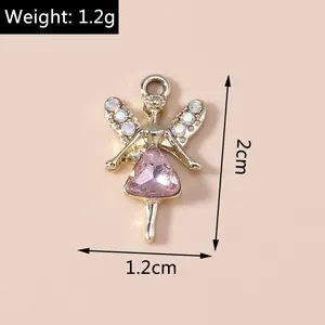Vue détaillée du pendentif ange avec cristal rose et strass colorés sur la robe