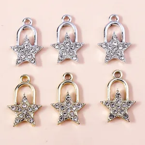 Set aus gold- und versilberten Sternanhängern mit funkelnden Strasssteinen für DIY-Schmuck