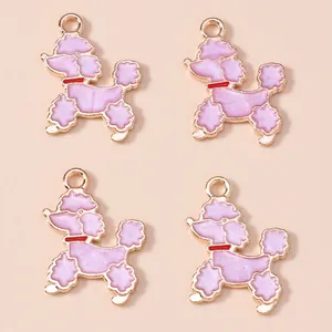 Dettaglio di quattro ciondoli a barboncino dorati con smalto rosa e collari rossi per DIY