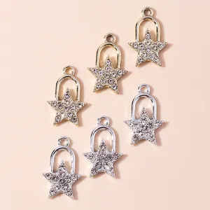 Details von sternförmigen Anhängern mit funkelnden Strasssteinen in Gold und Silber Finish