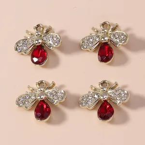 Goldene Libellen-Anhänger mit roten Kristallen und kleinen Diamanten für Schmuck