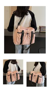 Detail der pinkfarbenen Nylontasche mit Kordelzugtasche und verstellbaren Trägern