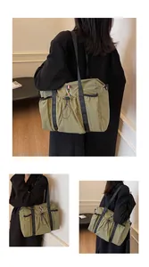 Detail der armee-grünen Canvas-Umhängetasche mit Multi-Taschen und verstellbarem Riemen