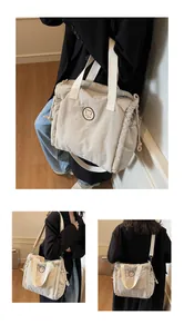 Collage di borsa tote in tela avorio con diverse opzioni di trasporto a mano e a tracolla