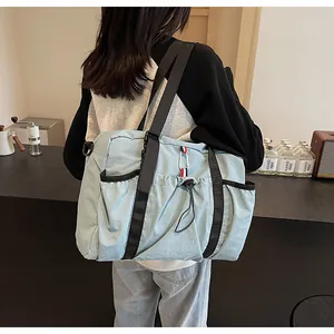 Detailansicht der hellblauen Reisetasche mit großem Fassungsvermögen und schwarzen Trägern