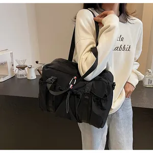 Detailansicht einer großen schwarzen Nylontasche mit funktionalen Reißverschlüssen