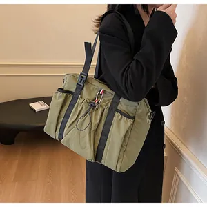 Olivgrüne Nylon-Tasche mit seitlicher Kordelzugtasche und gestreiftem Gurt-Detail