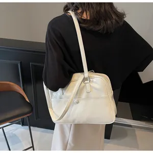 Dettaglio della borsa tote in pelle PU bianco avorio con logo HOROHORO in rilievo