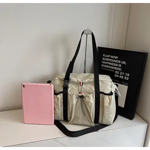 Details einer Canvas-Tasche mit großem Fassungsvermögen und Kordelzug-Fronttasche