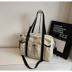 Makroaufnahme der großen Canvas-Tasche mit robustem Stoff und dreifarbiger Gurt-Details