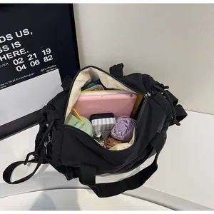Vista dall'alto di una spaziosa borsa tote in nylon nero con ampia capacità di stoccaggio