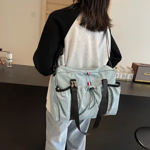Hellblaue Messenger-Tasche aus Nylon mit schwarzem Gurt und Schnallenverschluss für Damen