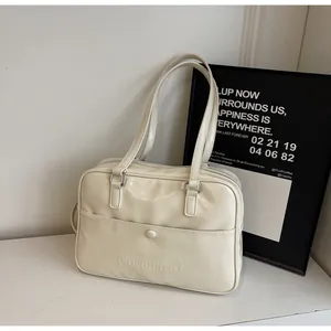 Dettaglio della borsa tote bianco crema con logo Noromoro e tasca anteriore