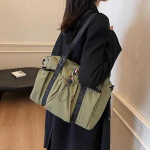 Große olivgrüne Nylon-Tragetasche mit funktionellen Taschen für Damen im Alltag