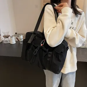 Schwarze Canvas-Tragetasche mit Kordelzugfach und breitem Schultergurt für Damen