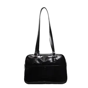 Borsa tote in pelle PU nera lucida con spalline lunghe e dettaglio tasca anteriore