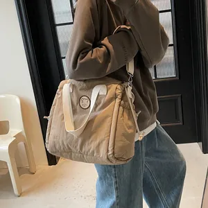Borsa tote in nylon kaki da donna con toppa a orso e coulisse laterali regolabili