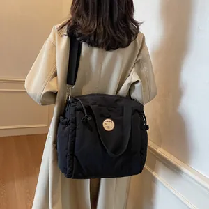 Borsa tote trapuntata nera alla moda con stemma orso e ampi spallacci