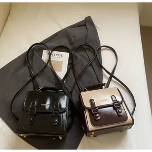 Vista superior de mini mochilas retro de cuero PU en negro y bicolor marrón beige