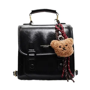 Bolso sobacu clásico de cuero PU negro con colgante de osito y asa superior