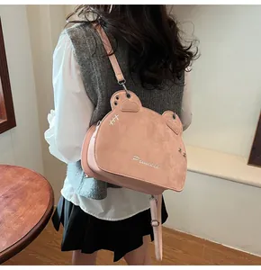 Dettaglio della borsa a tracolla orso rosa con ricamo Princess e trama in camoscio