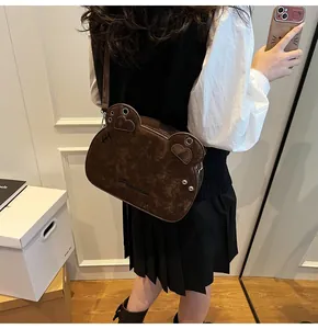 Dettaglio borsa a tracolla a forma di orso color caffè scuro con ricamo Princess unico