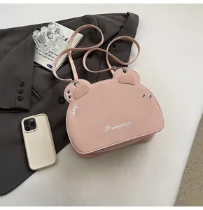 Dettaglio di una borsa a tracolla rosa Princess con ricamo e raffinati inserti in metallo