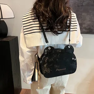Borsa a tracolla nera a forma di orso con finitura vintage opaca e borchie argentate