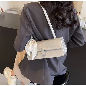 Borsa a spalla argento con fibbia di strass e foulard di seta in stile street