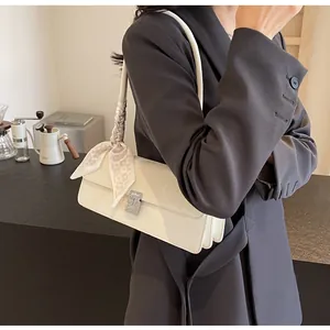 Borsa a spalla bianca lucida con fibbia in strass e dettaglio foulard in seta alla moda