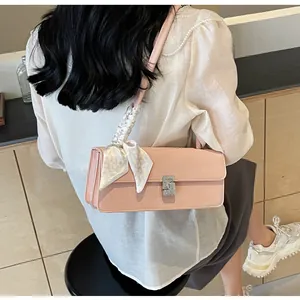 Borsa a tracolla rosa con fibbia di diamanti e sciarpa di seta decorativa sulla tracolla